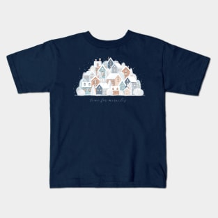Snowy town - Time for miracles Kids T-Shirt